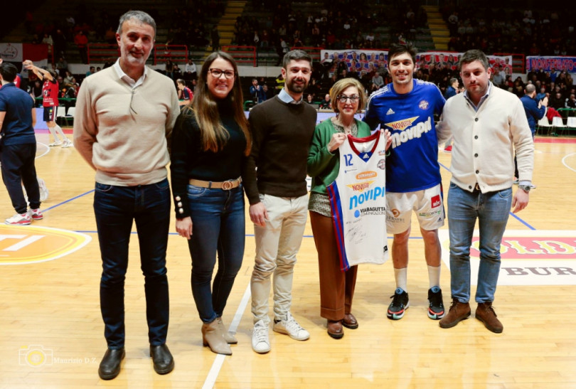 Consegnate le due canotte autografate vendute all’asta per la Fondazione Solidal